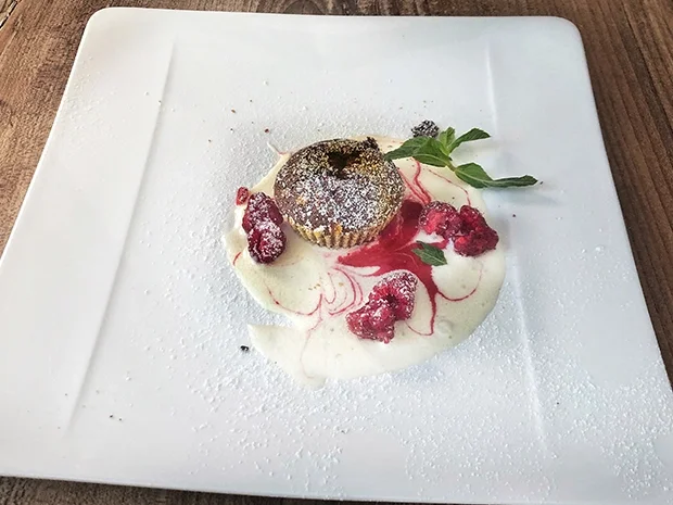 Rezept: Schokokuchen mit flüssigem Kern mit Himbeeren (Vanessa Mai) Bild Nr. 2 Schokokuchen mit flüssigem Kern mit Himbeeren (Vanessa Mai) - Rezept - Bild Nr. 2