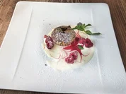 Schokokuchen mit flüssigem Kern mit Himbeeren (Vanessa Mai) - Rezept - Bild Nr. 2
