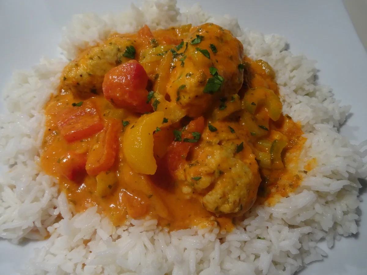 Paprika-Rahm-Gemüse mit Fisch-Klößchen - Rezept - Bild Nr. 2