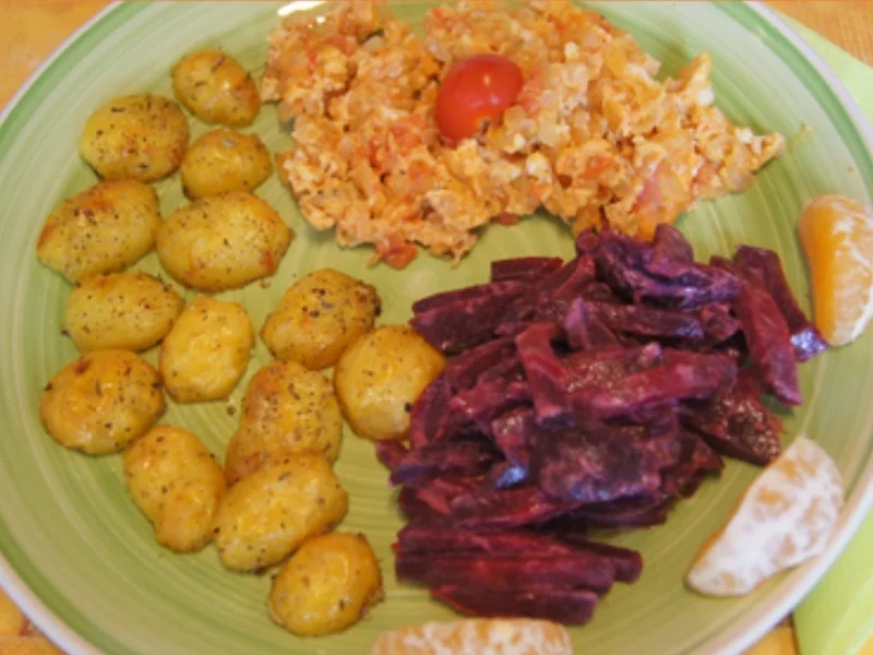 Tomatenrührei mit Rote Bete Salat und Backkartöffelchen - Rezept - Bild Nr. 2