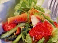 Spargel-Erdbeer-Salat mit Räucherforelle - Rezept