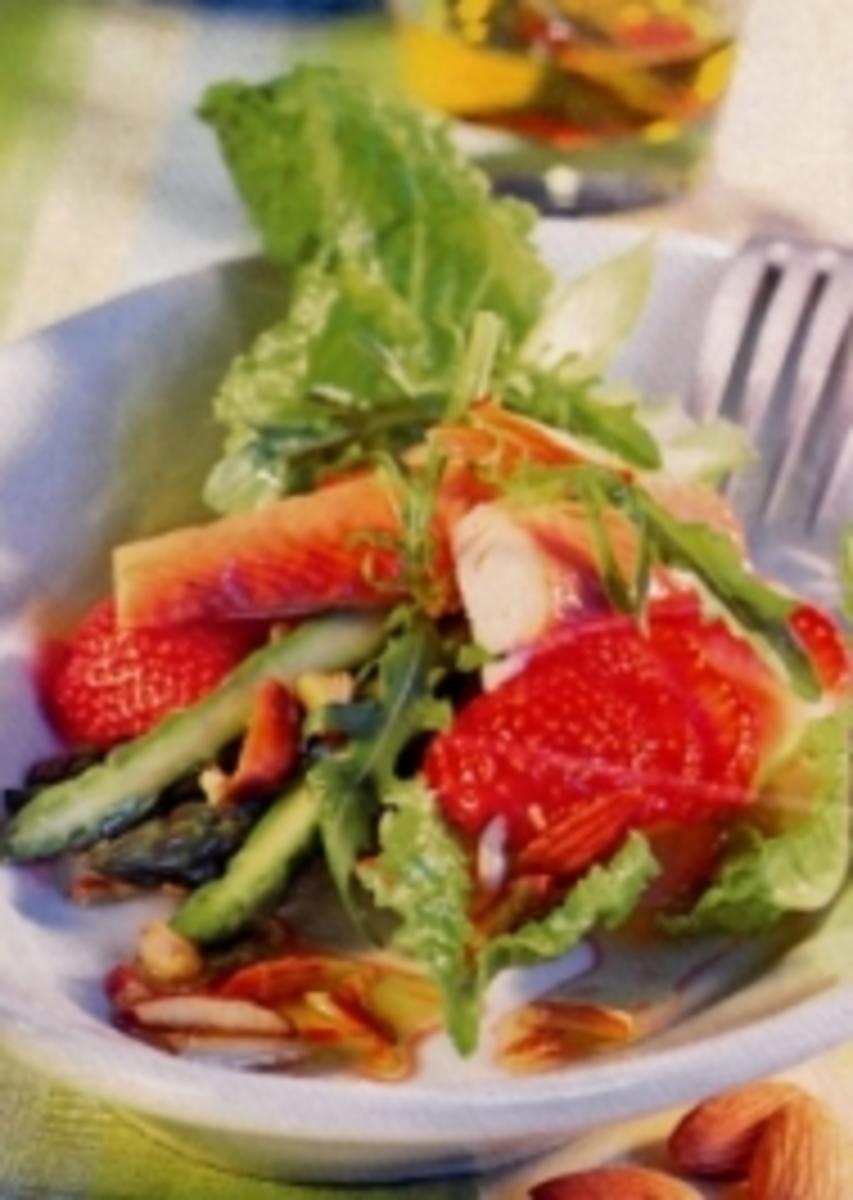 Spargel-Erdbeer-Salat mit Räucherforelle - Rezept - kochbar.de