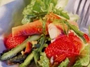 Spargel-Erdbeer-Salat mit Räucherforelle - Rezept