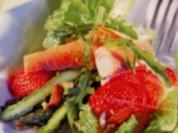 Spargel-Erdbeer-Salat mit Räucherforelle - Rezept
