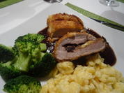 Schweinefilet gefüllt, im Knuspermantel, mit Pflaumen-Portwein-Soße und Parmesanspätzle - Rezept - Bild Nr. 2