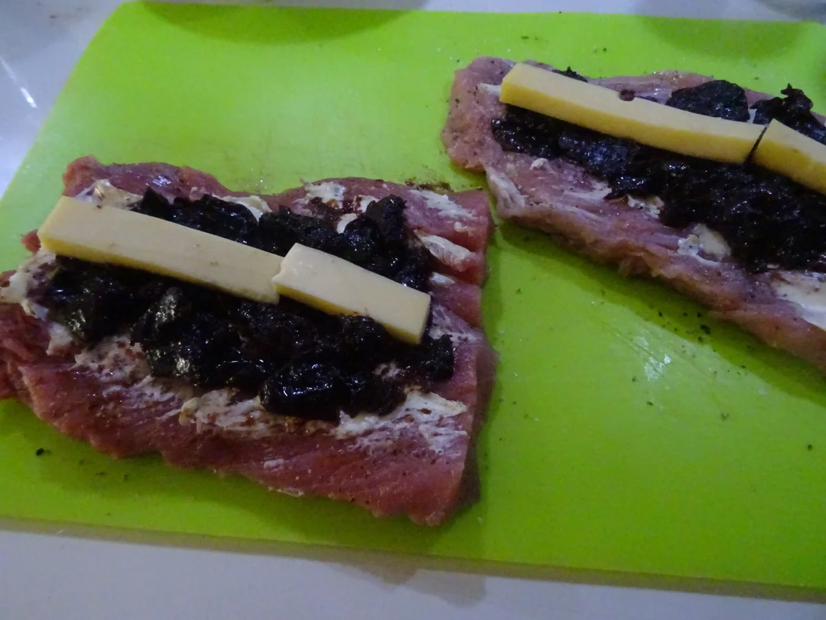 Schweinefilet gefüllt, im Knuspermantel, mit Pflaumen-Portwein-Soße und Parmesanspätzle - Rezept - Bild Nr. 6