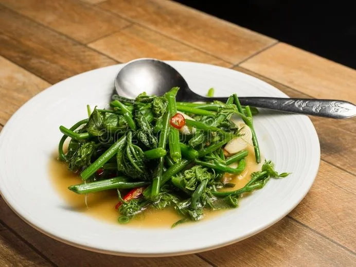 Wasserspinat mit Rindfleisch und Knoblauch - Rezept - Bild Nr. 3