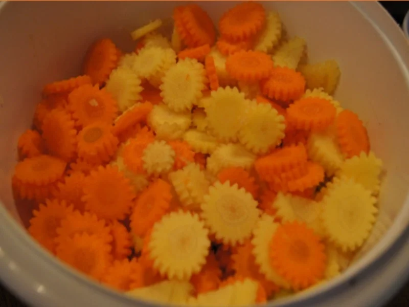 Rezept: Rindfleisch-Möhrenblüten-Suppe Bild Nr. 10 Rindfleisch-Möhrenblüten-Suppe - Rezept - Bild Nr. 10