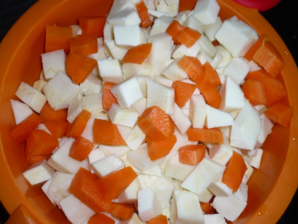 Pastinakensuppe mit Forelle und Birne - Rezept - Bild Nr. 4