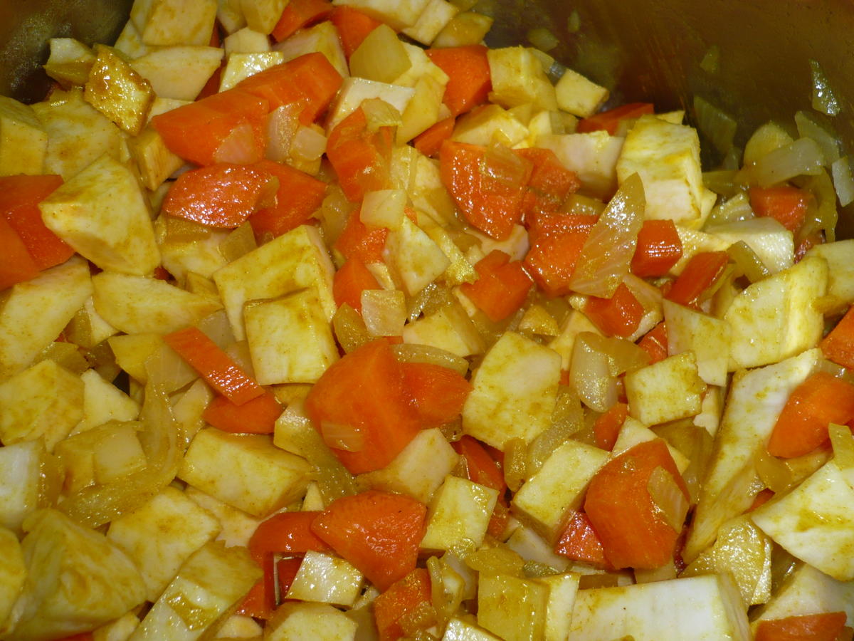 Pastinakensuppe mit Forelle und Birne - Rezept - kochbar.de