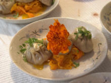 Wilder Dumpling im Bambuskorb: Karottencarbonara, Babyspinat, Cashewsauce - Rezept - Bild Nr. 2