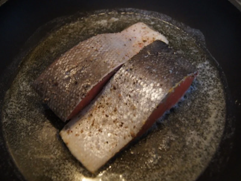 Rezept: Wildlachs-Filet mit Rahmporree und Kartoffelpilzen Bild Nr. 4 Wildlachs-Filet mit Rahmporree und Kartoffelpilzen - Rezept - Bild Nr. 4