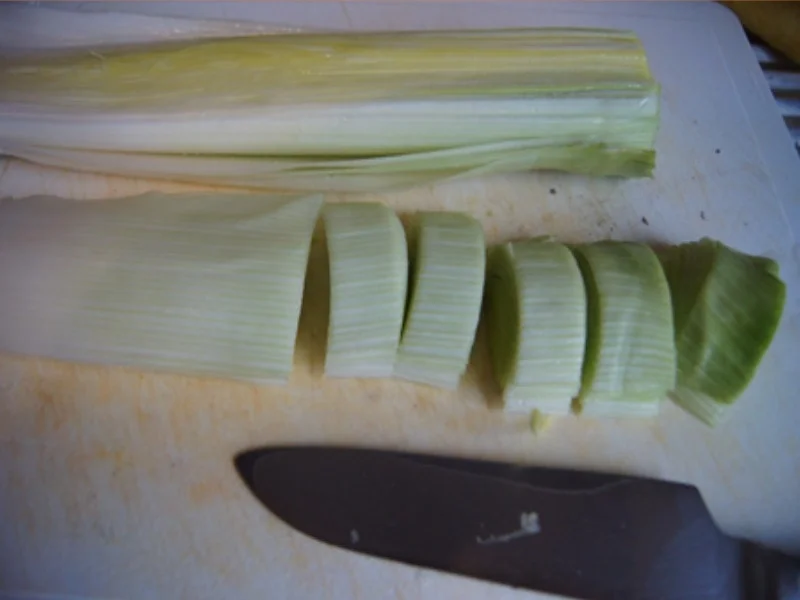 Rezept: Wildlachs-Filet mit Rahmporree und Kartoffelpilzen Bild Nr. 7 Wildlachs-Filet mit Rahmporree und Kartoffelpilzen - Rezept - Bild Nr. 7