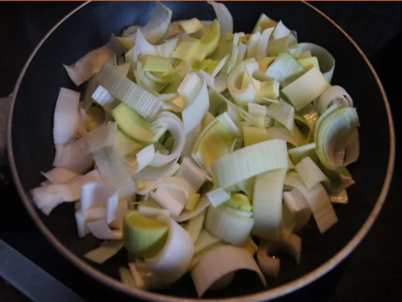 Rezept: Wildlachs-Filet mit Rahmporree und Kartoffelpilzen Bild Nr. 9 Wildlachs-Filet mit Rahmporree und Kartoffelpilzen - Rezept - Bild Nr. 9