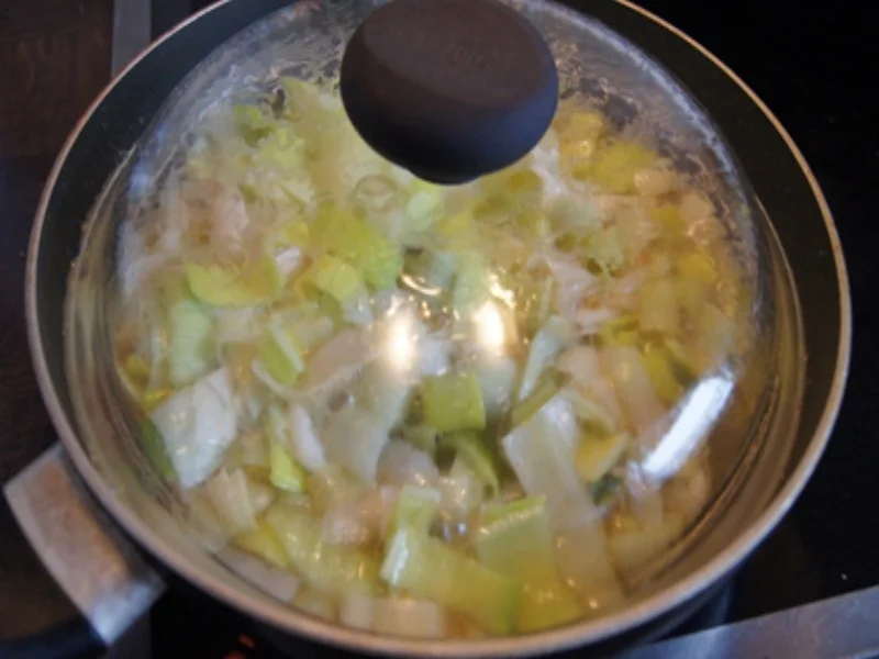 Rezept: Wildlachs-Filet mit Rahmporree und Kartoffelpilzen Bild Nr. 11 Wildlachs-Filet mit Rahmporree und Kartoffelpilzen - Rezept - Bild Nr. 11