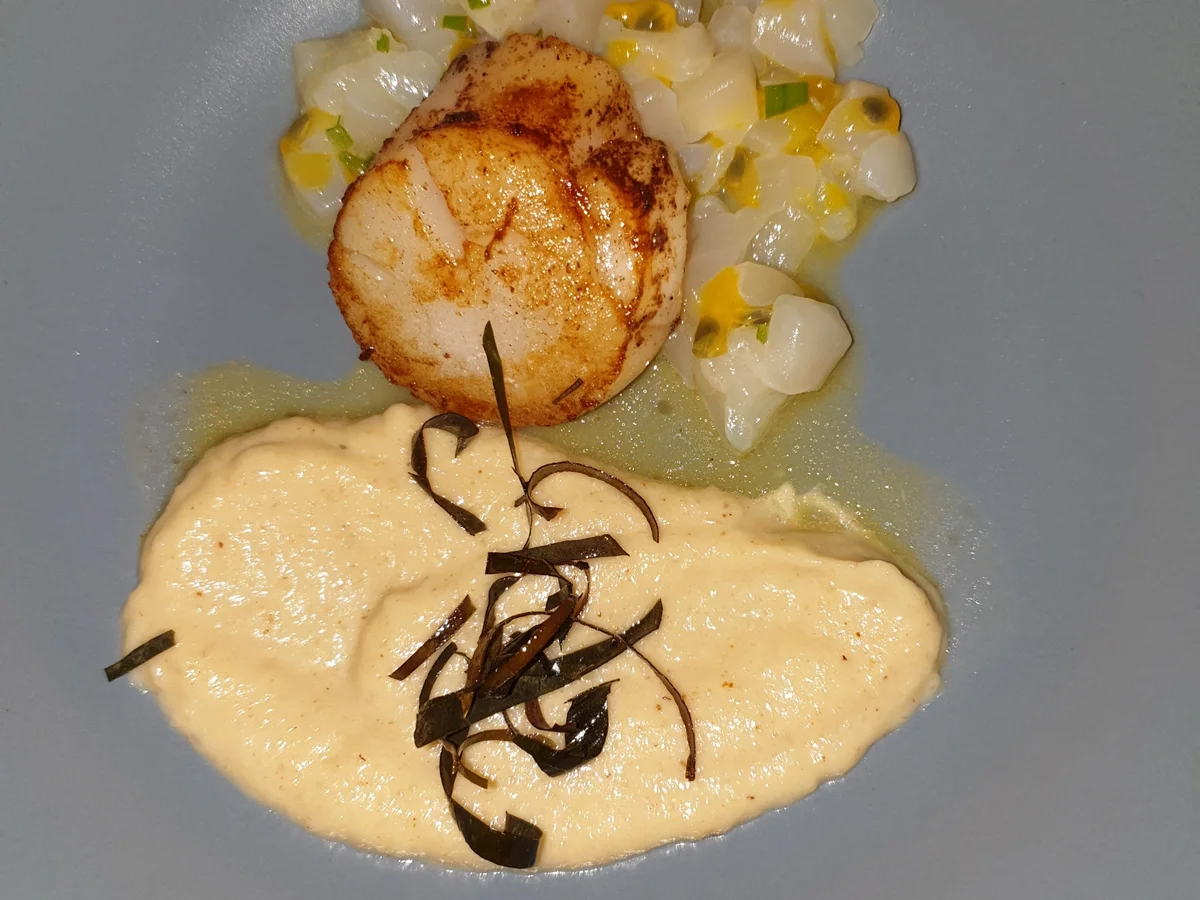 Jakobsmuschel auf ihrem eigenen Tatar, Topinamburcreme ,Vinaigrette von Passionsfrucht - Rezept - Bild Nr. 2