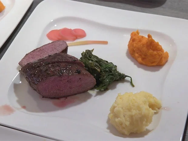 Lammlachse mit Portwein-Chilisauce, Pürees von Kartoffel und Süßkartoffel und Spinat - Rezept - Bild Nr. 2