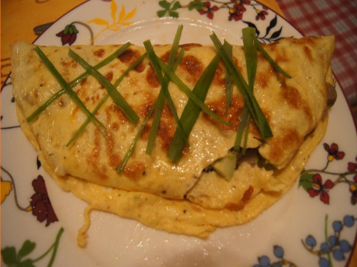 Herzhaftes Omelett mit Champignoneinlage, Feta Käse und Avocado ...