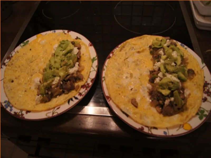 Herzhaftes Omelett mit Champignoneinlage, Feta Käse und Avocado - Rezept - Bild Nr. 5