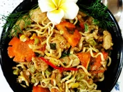 Gebratene, chinesische Eiernudeln mit Gemüse und Hühnerfleisch - Rezept - Bild Nr. 2