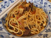 Mie-Nudeln mit Rindfleisch, Ei, Gemüse und Cashew-Nüssen im Wok - Rezept - Bild Nr. 2