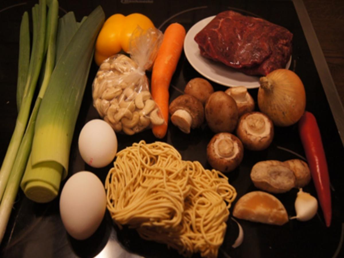Mie-Nudeln mit Rindfleisch, Ei, Gemüse und Cashew-Nüssen im Wok - Rezept - Bild Nr. 3