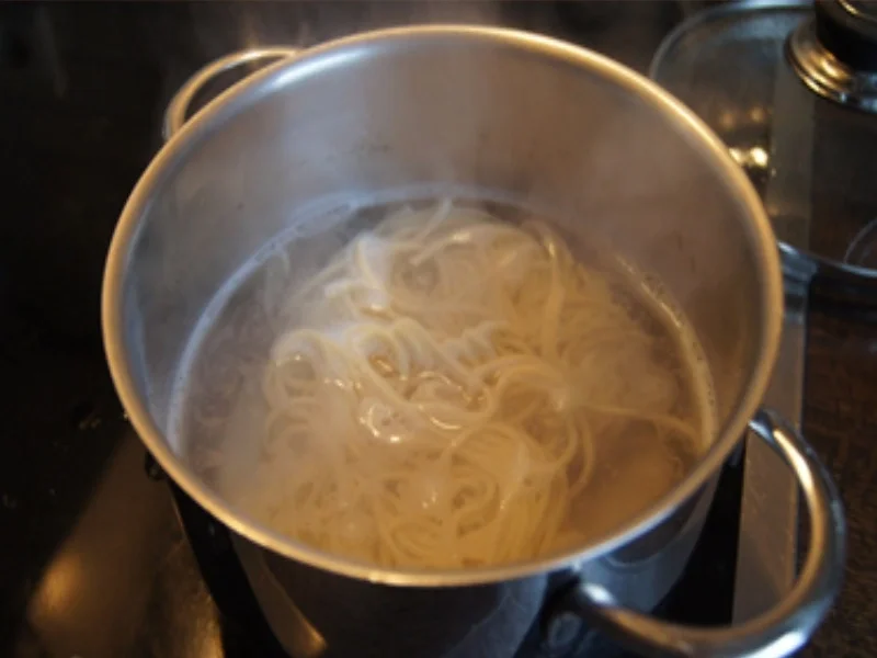 Mie-Nudeln mit Rindfleisch, Ei, Gemüse und Cashew-Nüssen im Wok - Rezept - Bild Nr. 4