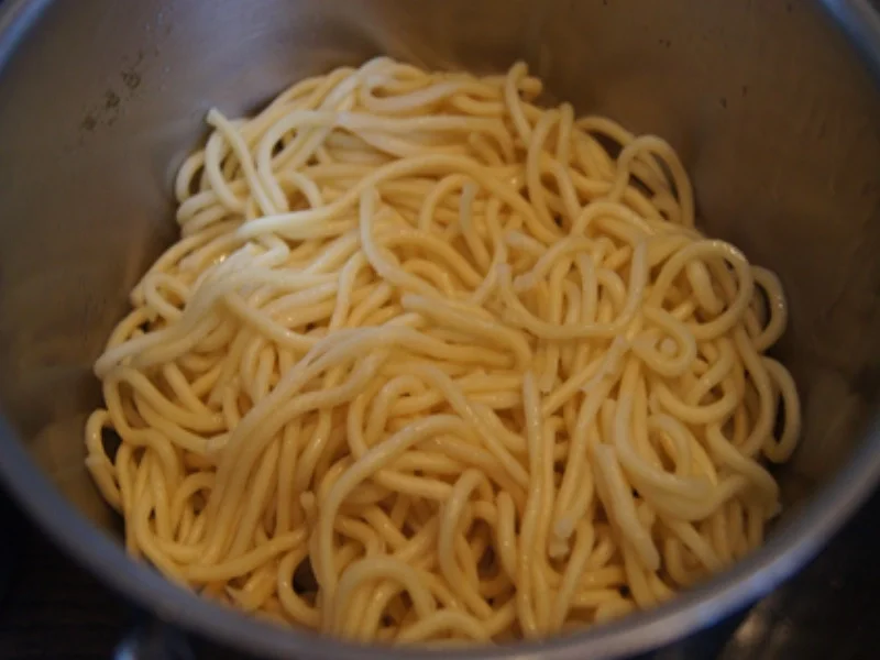 Mie-Nudeln mit Rindfleisch, Ei, Gemüse und Cashew-Nüssen im Wok - Rezept - Bild Nr. 5