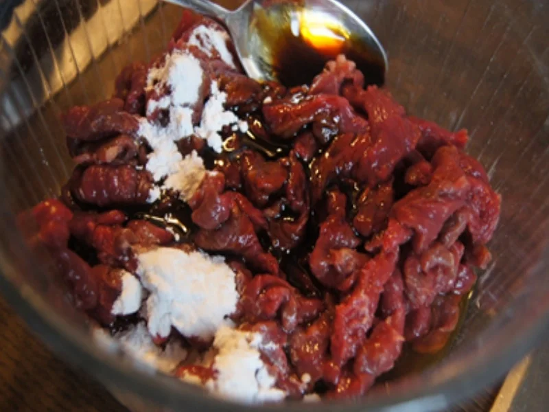 Mie-Nudeln mit Rindfleisch, Ei, Gemüse und Cashew-Nüssen im Wok - Rezept - Bild Nr. 6