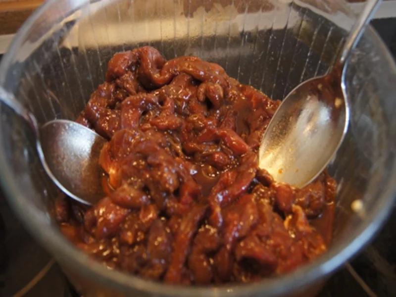 Mie-Nudeln mit Rindfleisch, Ei, Gemüse und Cashew-Nüssen im Wok - Rezept - Bild Nr. 7