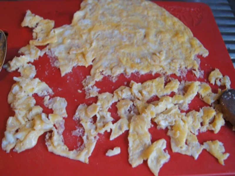 Mie-Nudeln mit Rindfleisch, Ei, Gemüse und Cashew-Nüssen im Wok - Rezept - Bild Nr. 10