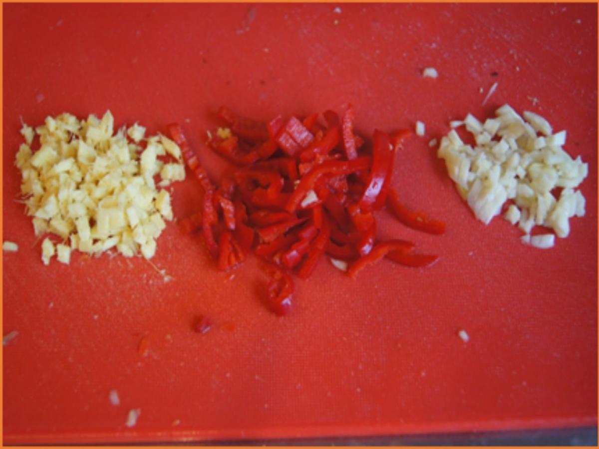 Mie-Nudeln mit Rindfleisch, Ei, Gemüse und Cashew-Nüssen im Wok - Rezept - Bild Nr. 17