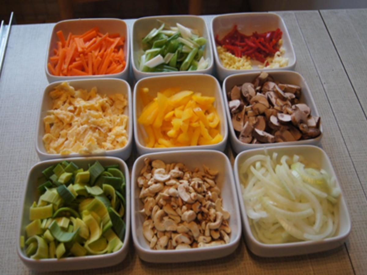 Mie-Nudeln mit Rindfleisch, Ei, Gemüse und Cashew-Nüssen im Wok - Rezept - Bild Nr. 20