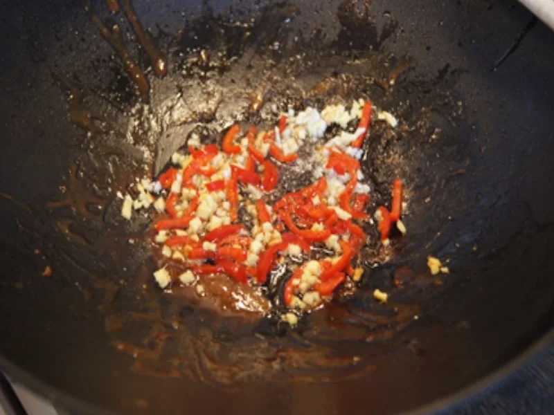 Mie-Nudeln mit Rindfleisch, Ei, Gemüse und Cashew-Nüssen im Wok - Rezept - Bild Nr. 23