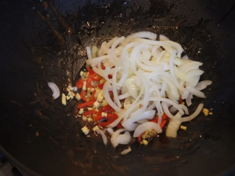 Mie-Nudeln mit Rindfleisch, Ei, Gemüse und Cashew-Nüssen im Wok - Rezept - Bild Nr. 25