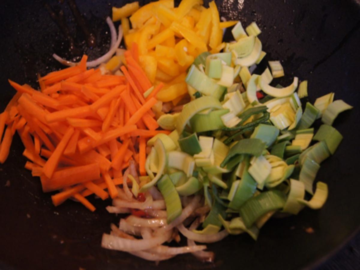 Mie-Nudeln mit Rindfleisch, Ei, Gemüse und Cashew-Nüssen im Wok - Rezept - Bild Nr. 26