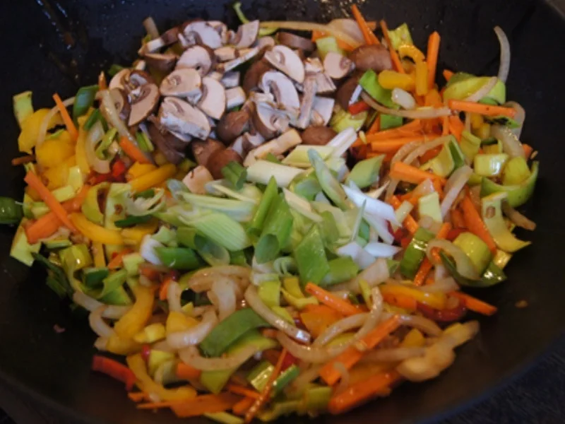 Mie-Nudeln mit Rindfleisch, Ei, Gemüse und Cashew-Nüssen im Wok - Rezept - Bild Nr. 28