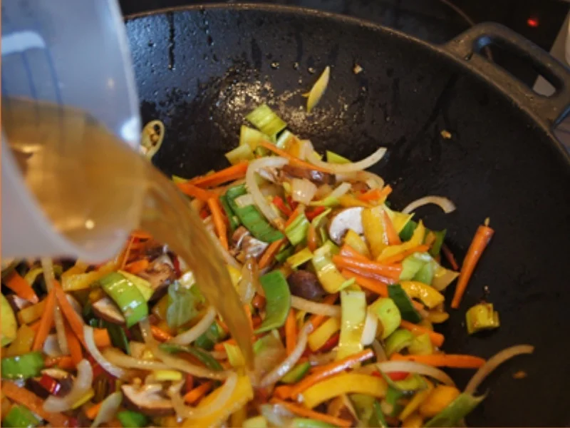 Mie-Nudeln mit Rindfleisch, Ei, Gemüse und Cashew-Nüssen im Wok - Rezept - Bild Nr. 29