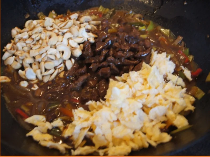 Mie-Nudeln mit Rindfleisch, Ei, Gemüse und Cashew-Nüssen im Wok - Rezept - Bild Nr. 31