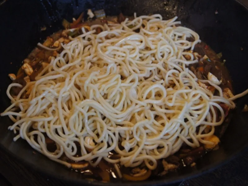 Mie-Nudeln mit Rindfleisch, Ei, Gemüse und Cashew-Nüssen im Wok - Rezept - Bild Nr. 32