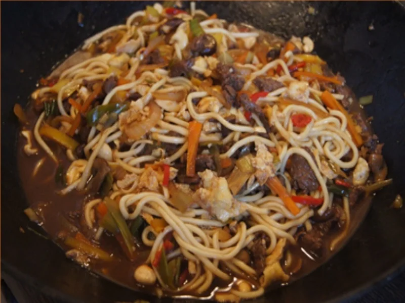 Mie-Nudeln mit Rindfleisch, Ei, Gemüse und Cashew-Nüssen im Wok - Rezept - Bild Nr. 33