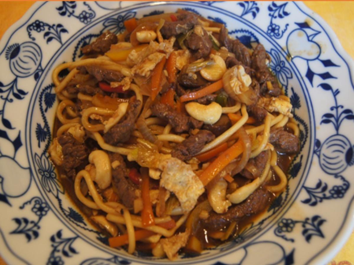 Mie-Nudeln mit Rindfleisch, Ei, Gemüse und Cashew-Nüssen im Wok - Rezept - Bild Nr. 34