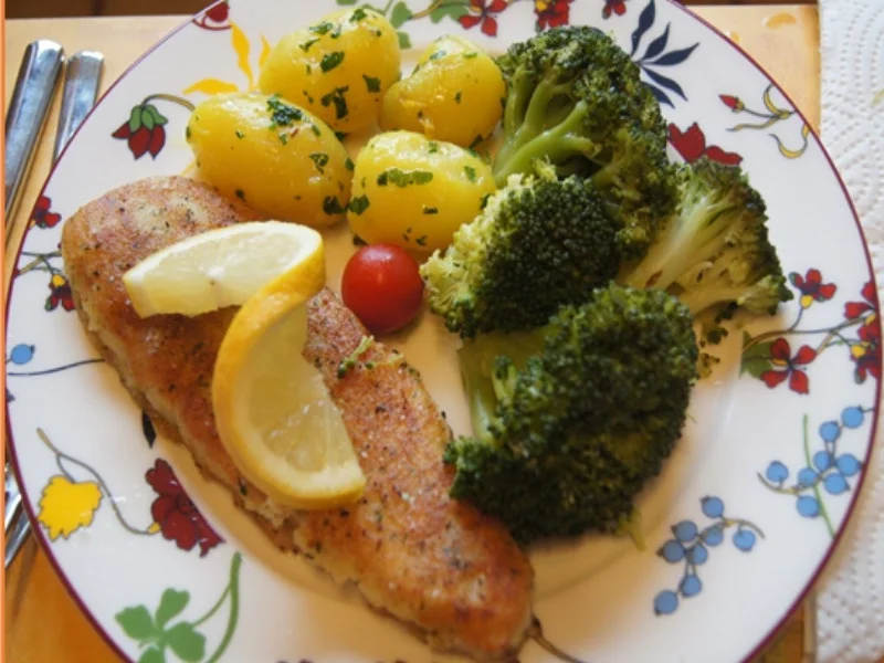 Rezept: Seelachsfilet mit Brokkoli und Drillingen mit Petersilie Bild Nr. 2 Seelachsfilet mit Brokkoli und Drillingen mit Petersilie - Rezept - Bild Nr. 2