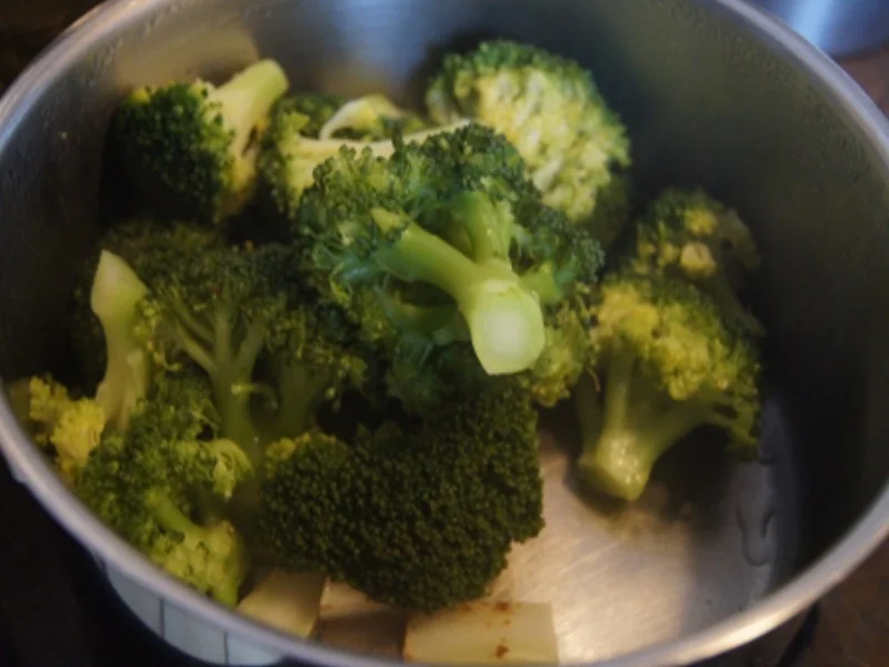 Rezept: Seelachsfilet mit Brokkoli und Drillingen mit Petersilie Bild Nr. 10 Seelachsfilet mit Brokkoli und Drillingen mit Petersilie - Rezept - Bild Nr. 10