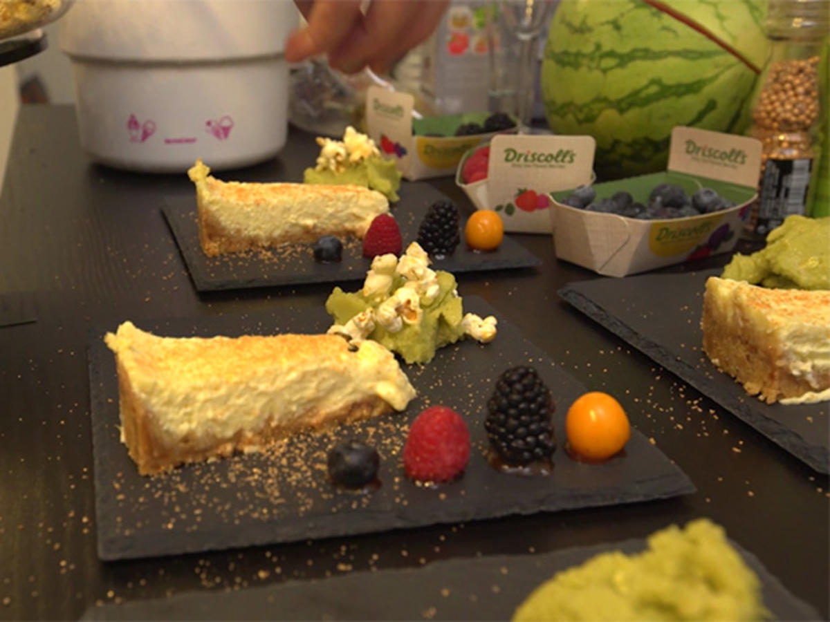 New York Cheesecake Mit Avocado Limetten Jalapeno Eis Und Karamellisiertem Popcorn Rezept Kochbar De