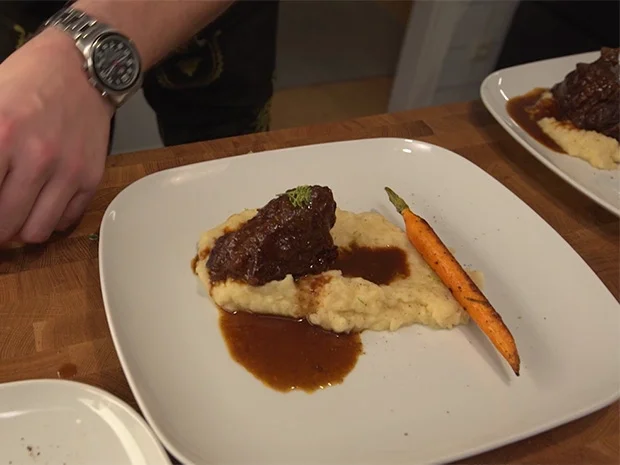 Rezept: ,,Der wuide Ox’s‘‘: Geschmorte Ochsenbäckchen mit Limetten-Sellerie-Kartoffelstampf Bild Nr. 2 ,,Der wuide Ox’s‘‘: Geschmorte Ochsenbäckchen mit Limetten-Sellerie-Kartoffelstampf - Rezept - Bild Nr. 2