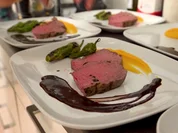 Roastbeef mit Brezencrumble, Süßkartoffelpüree und Pimientos de Padron - Rezept - Bild Nr. 2