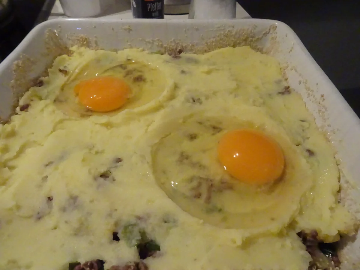 Kartoffel-Hack-Auflauf mit "integriertem Spiegelei" - Rezept - Bild Nr. 6