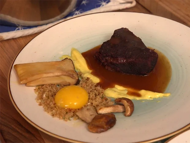 Geschmorte Kalbsbäckchen mit Aioli und Rote Bete-Meerrettich-Apfel-Salat - Rezept - Bild Nr. 2