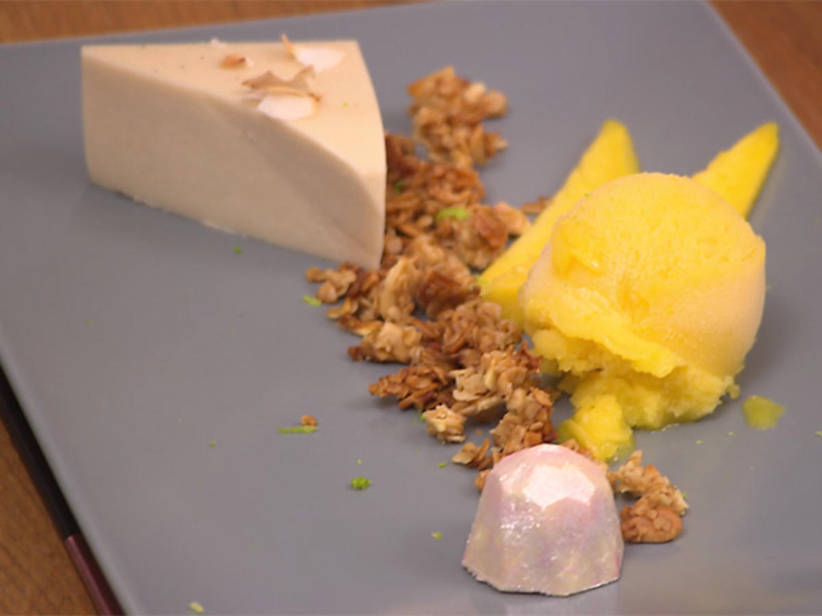 Kokosnuss Panna Cotta mit Mango Sorbet und Mandel Limetten Granola ...